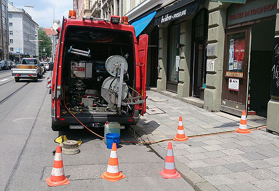 München Zentrum Hochdruckspülung der Bodengullys u. Regenleitung