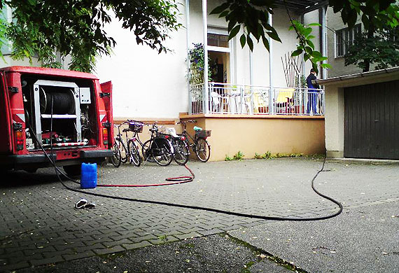 München Aubing Hochdruckspülung der Regenfallleitung
